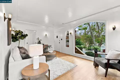 Living - 161 Viewmont Ave, Vallejo, CA 94590 photo 2 of 3