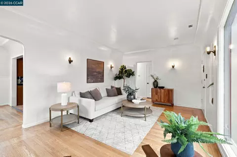 Living - 161 Viewmont Ave, Vallejo, CA 94590 photo 3 of 3