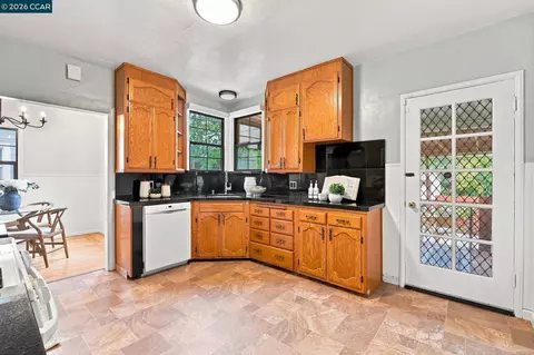 Kitchen - 161 Viewmont Ave, Vallejo, CA 94590 photo 2 of 3