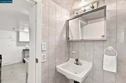 Bath - 161 Viewmont Ave, Vallejo, CA 94590 photo 4 of 4