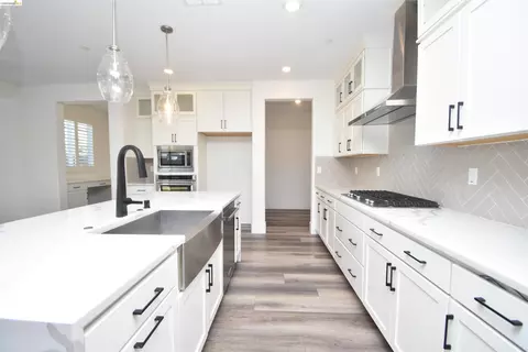 Kitchen - 2751 Macabee Dr, Lathrop, CA 95330 photo 4 of 4