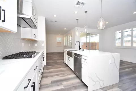 Kitchen - 2751 Macabee Dr, Lathrop, CA 95330 photo 3 of 4