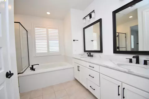 Bath - 2751 Macabee Dr, Lathrop, CA 95330 photo 2 of 4