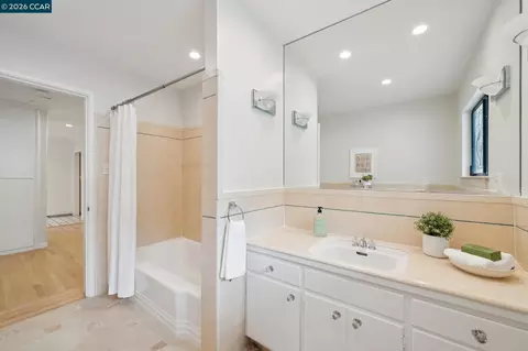 Bath - 1196 Monticello Rd, Lafayette, CA 94549 photo 3 of 4