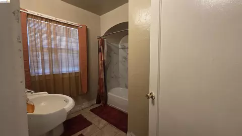 Bath - 817 Alameda St, Vallejo, CA 94590 photo 1 of 2