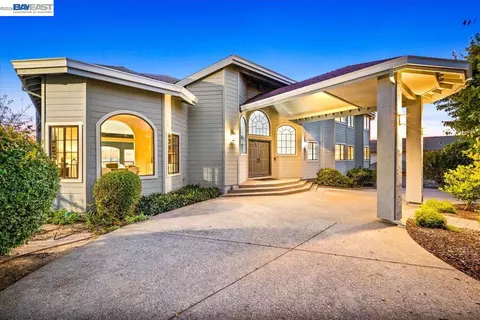 13331 Campus Dr, Oakland, CA 94619