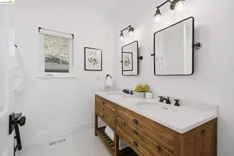 Bath - 857 Mountain View Dr # A, Lafayette, CA 94549 photo 4 of 12
