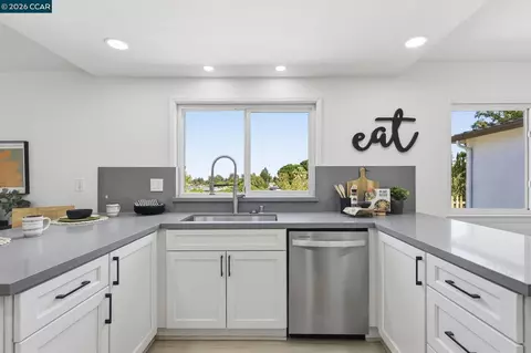 Kitchen - 4295 Suzanne Dr, Pittsburg, CA 94565 photo 5 of 11
