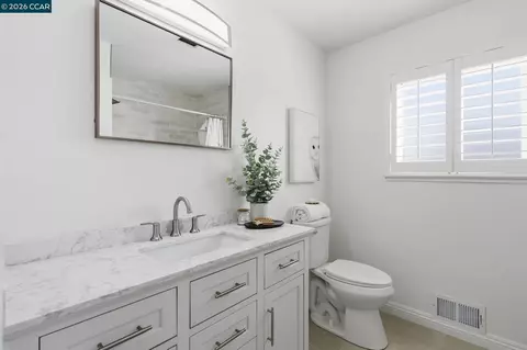 Bath - 4295 Suzanne Dr, Pittsburg, CA 94565 photo 3 of 8