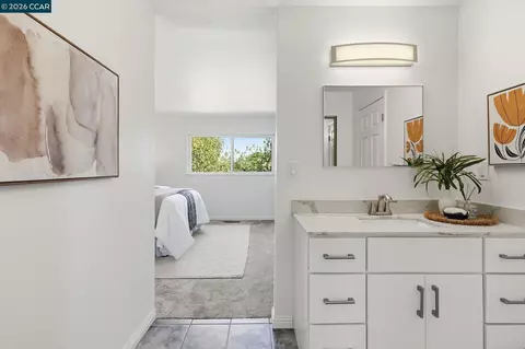 Bath - 4295 Suzanne Dr, Pittsburg, CA 94565 photo 4 of 8