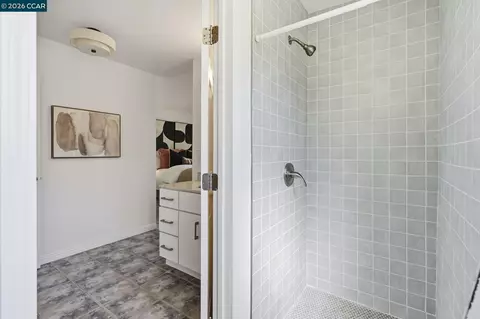 Bath - 4295 Suzanne Dr, Pittsburg, CA 94565 photo 5 of 8
