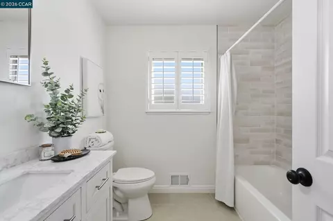 Bath - 4295 Suzanne Dr, Pittsburg, CA 94565 photo 2 of 8