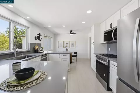 Kitchen - 4295 Suzanne Dr, Pittsburg, CA 94565 photo 8 of 11