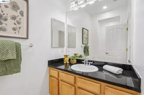 Bath - 29207 Marshbrook Dr, Hayward, CA 94545 photo 1 of 12