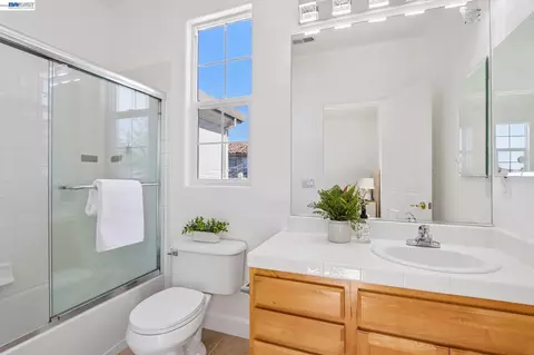 Bath - 29207 Marshbrook Dr, Hayward, CA 94545 photo 12 of 12
