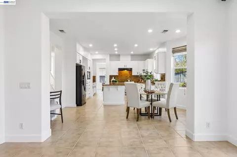 Entry Way - 29207 Marshbrook Dr, Hayward, CA 94545 photo 8 of 9