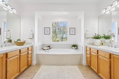 Bath - 29207 Marshbrook Dr, Hayward, CA 94545 photo 4 of 12