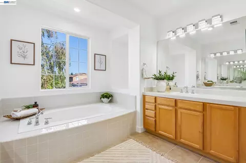 Bath - 29207 Marshbrook Dr, Hayward, CA 94545 photo 5 of 12
