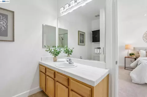 Bath - 29207 Marshbrook Dr, Hayward, CA 94545 photo 3 of 12
