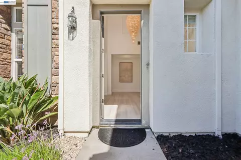 Entry Way - 29207 Marshbrook Dr, Hayward, CA 94545 photo 2 of 9