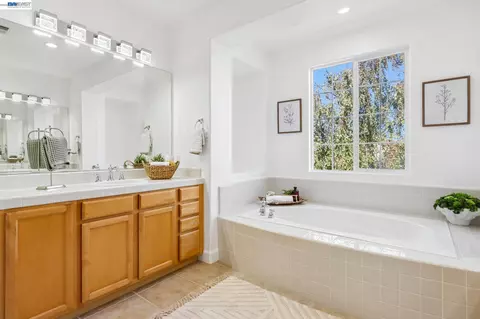 Bath - 29207 Marshbrook Dr, Hayward, CA 94545 photo 6 of 12