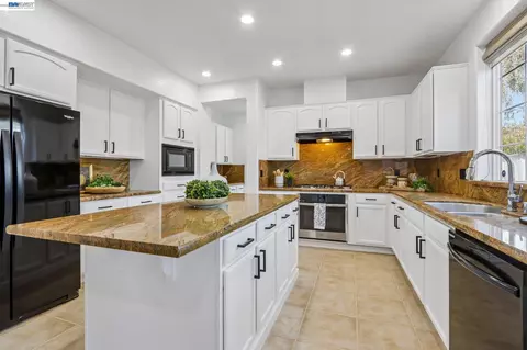 Kitchen - 29207 Marshbrook Dr, Hayward, CA 94545 photo 6 of 7