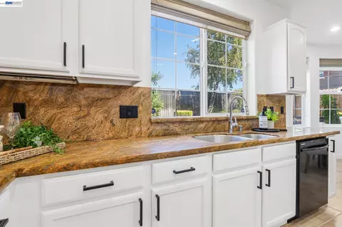 Kitchen - 29207 Marshbrook Dr, Hayward, CA 94545 photo 3 of 7
