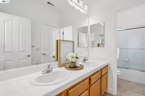 Bath - 29207 Marshbrook Dr, Hayward, CA 94545 photo 10 of 12