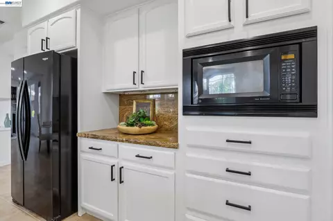 Kitchen - 29207 Marshbrook Dr, Hayward, CA 94545 photo 5 of 7
