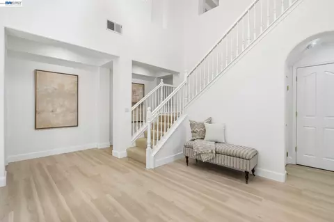 Entry Way - 29207 Marshbrook Dr, Hayward, CA 94545 photo 4 of 9