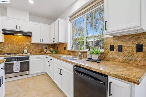 Kitchen - 29207 Marshbrook Dr, Hayward, CA 94545 photo 4 of 7