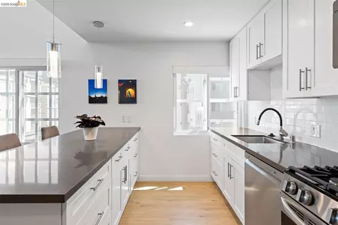Kitchen - 201 3rd St #302, Oakland, CA 94607 photo 2 of 3