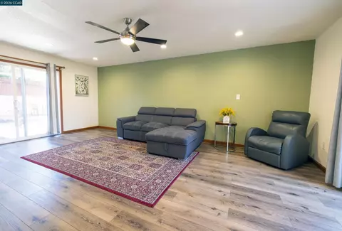 Living - 1501 Lassen Ct, Vallejo, CA 94591 photo 7 of 9