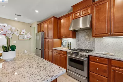 Kitchen - 2836 Stringham Way, Dublin, CA 94568 photo 5 of 8