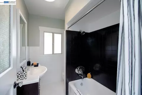 Bath - 1023 Willow St, Alameda, CA 94501 photo 1 of 1