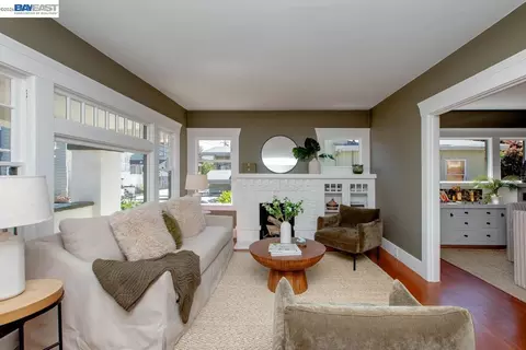 Living - 1023 Willow St, Alameda, CA 94501 photo 5 of 8