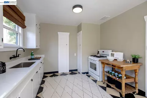 Kitchen - 1023 Willow St, Alameda, CA 94501 photo 3 of 5