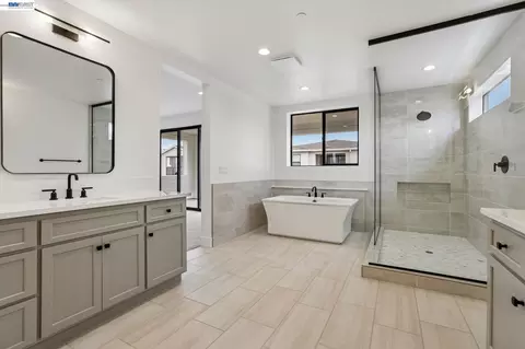 Bath - 2314 Sand Dune Ave, Marina, CA 93933 photo 1 of 4
