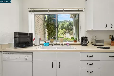 Kitchen - 116 Whaler Cir, Hercules, CA 94547 photo 3 of 4