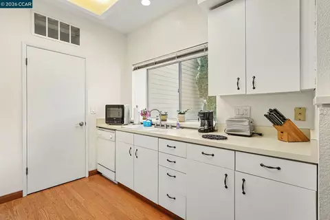 Kitchen - 116 Whaler Cir, Hercules, CA 94547 photo 4 of 4