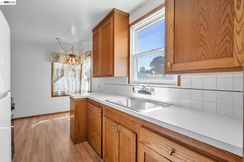 Kitchen - 477 Cascade Rd, San Leandro, CA 94577 photo 4 of 4