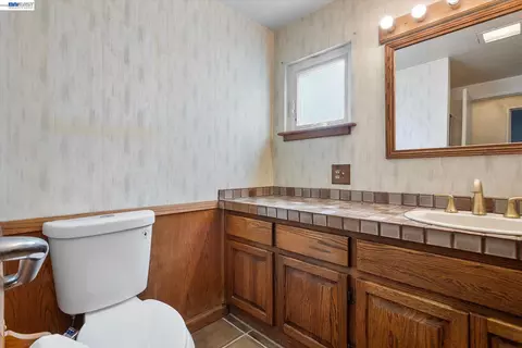 Bath - 477 Cascade Rd, San Leandro, CA 94577 photo 2 of 2