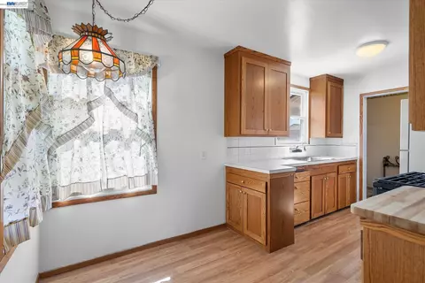 Kitchen - 477 Cascade Rd, San Leandro, CA 94577 photo 2 of 4
