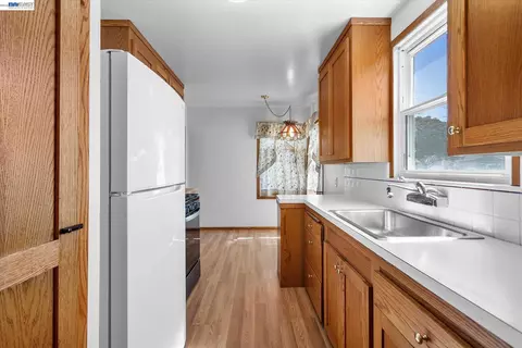 Kitchen - 477 Cascade Rd, San Leandro, CA 94577 photo 3 of 4