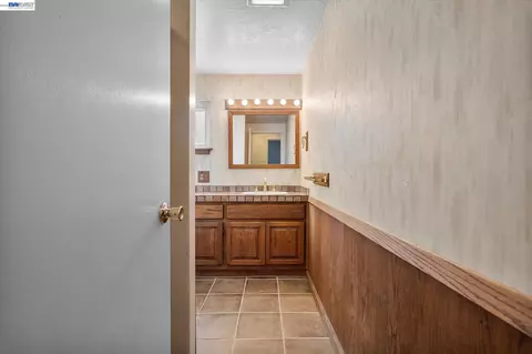 Entry Way - 477 Cascade Rd, San Leandro, CA 94577 photo 2 of 2