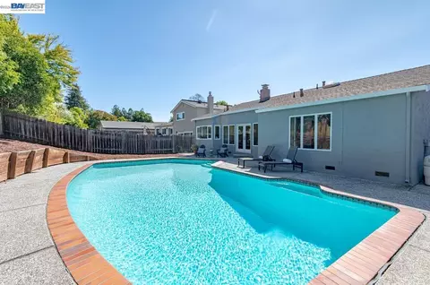 Exterior - 824 Sylvaner Dr, Pleasanton, CA 94566 photo 7 of 9