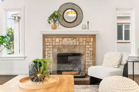 Living - 542 Adams St, Albany, CA 94706 photo 4 of 4