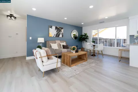 Living - 258 Azalea Ct, Fairfield, CA 94533 photo 7 of 8