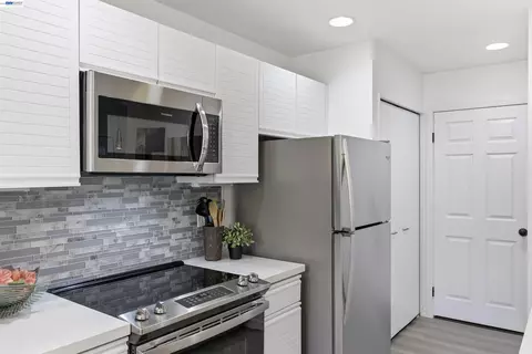 Kitchen - 8040 Mountain View Dr #D, Pleasanton, CA 94588 photo 3 of 6