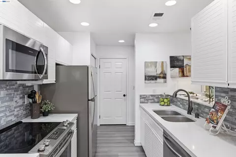 Kitchen - 8040 Mountain View Dr #D, Pleasanton, CA 94588 photo 2 of 6